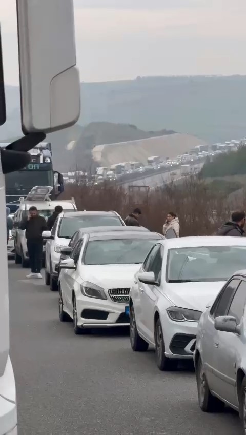 Tanker devrildi, Bursa İzmir otobanı trafiğe kapandı
