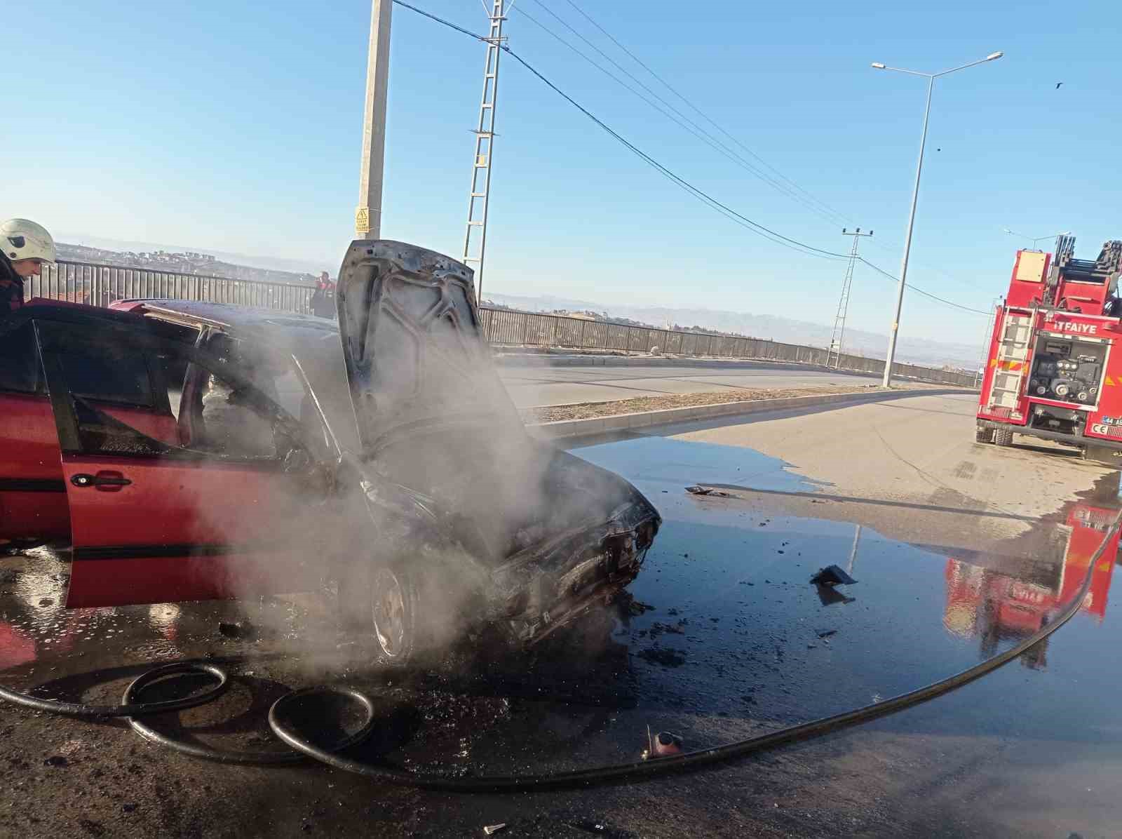 Kaza sonrası alev alan otomobil kullanılmaz hale geldi
