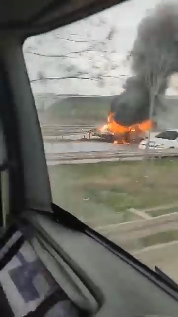 Bariyerlere çarpan araç alev alev yandı
