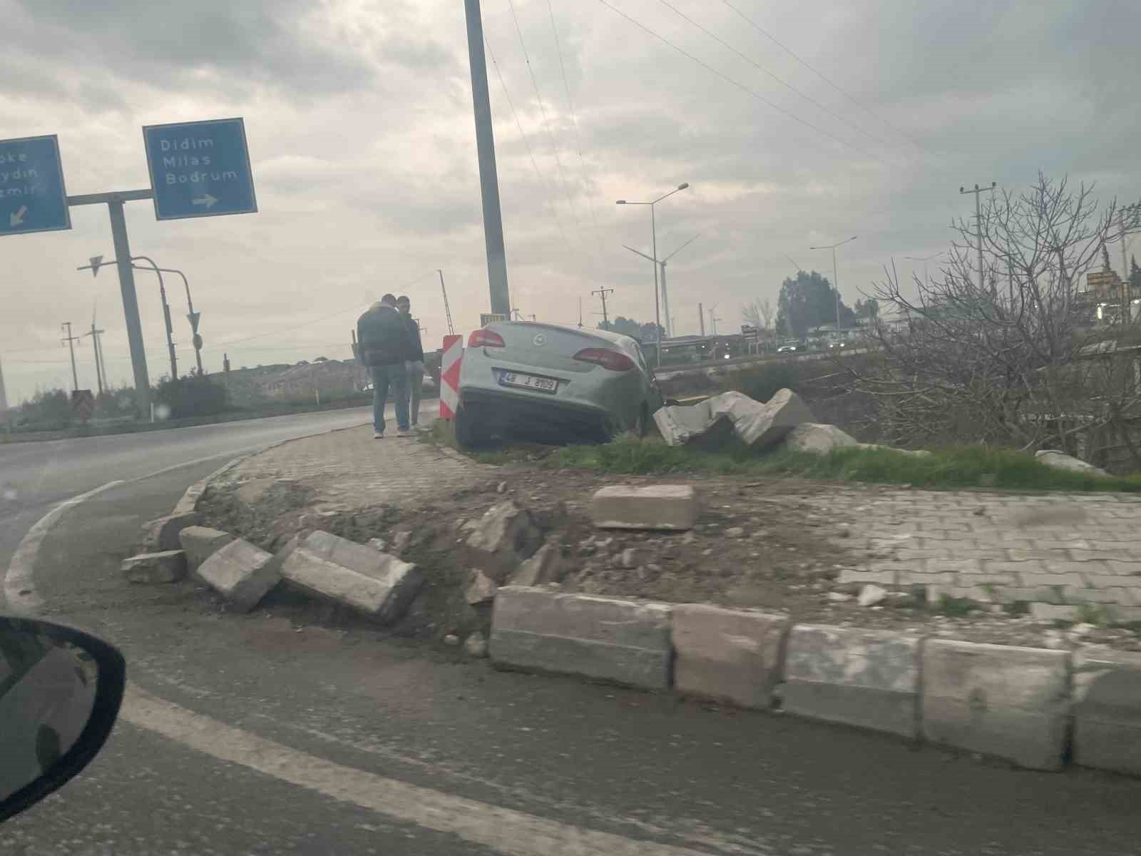 Sürücüsünün direksiyon hakimiyetini kaybettiği otomobil yoldan çıktı: O anlar kamerada
