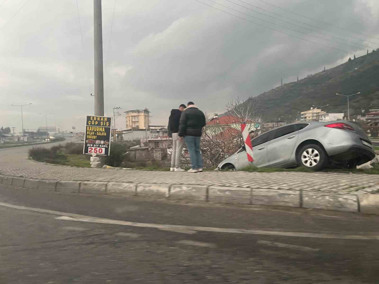 Sürücüsünün direksiyon hakimiyetini kaybettiği otomobil yoldan çıktı: O anlar kamerada
