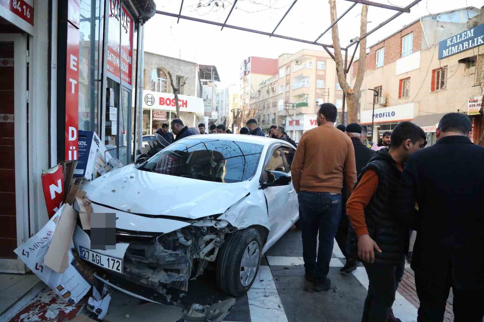 Kaza yaparak savrulan otomobilin çarptığı baba ve oğlu yaralandı
