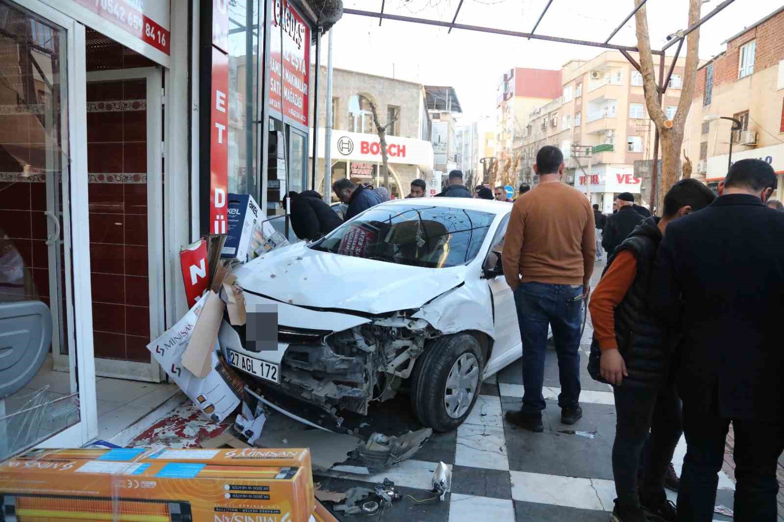 Kaza yaparak savrulan otomobilin çarptığı baba ve oğlu yaralandı
