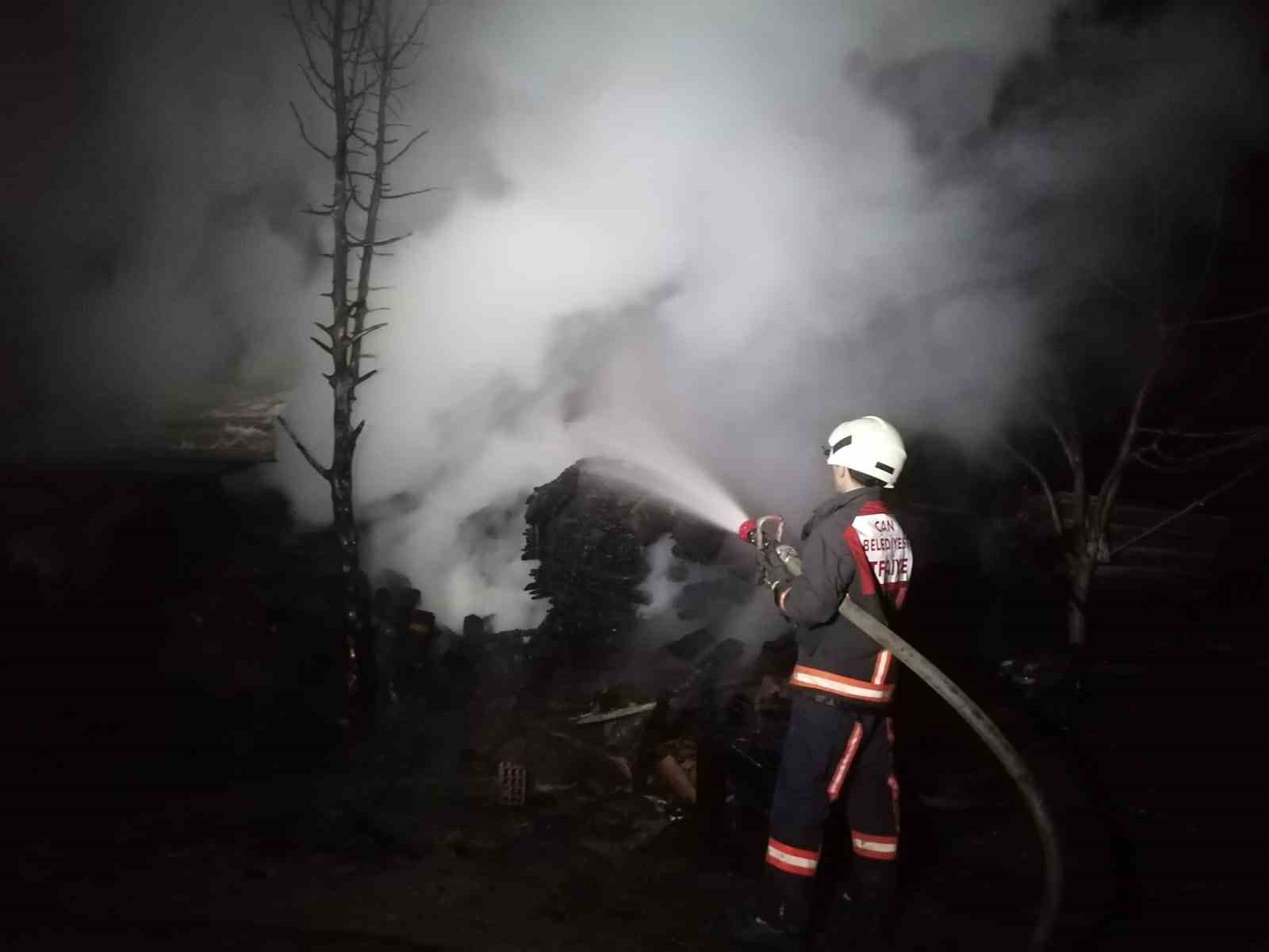 Çanakkale’de evin deposu yandı
