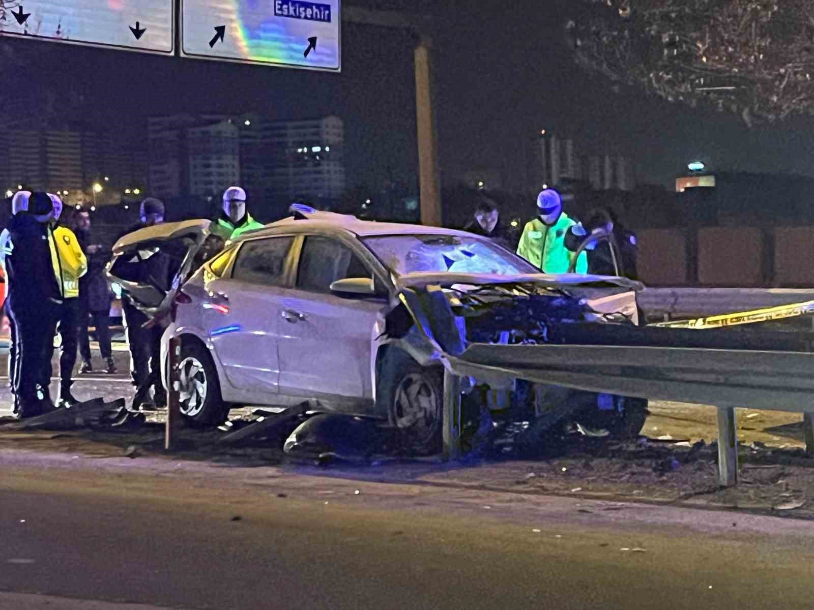 Ankara’da kontrolden çıkan otomobil bariyerlere saplandı: 1 ölü
