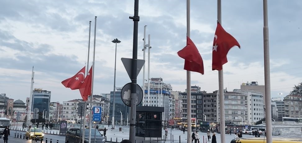 İstanbul’da milli yas nedeniyle bayraklar yarıya indirildi
