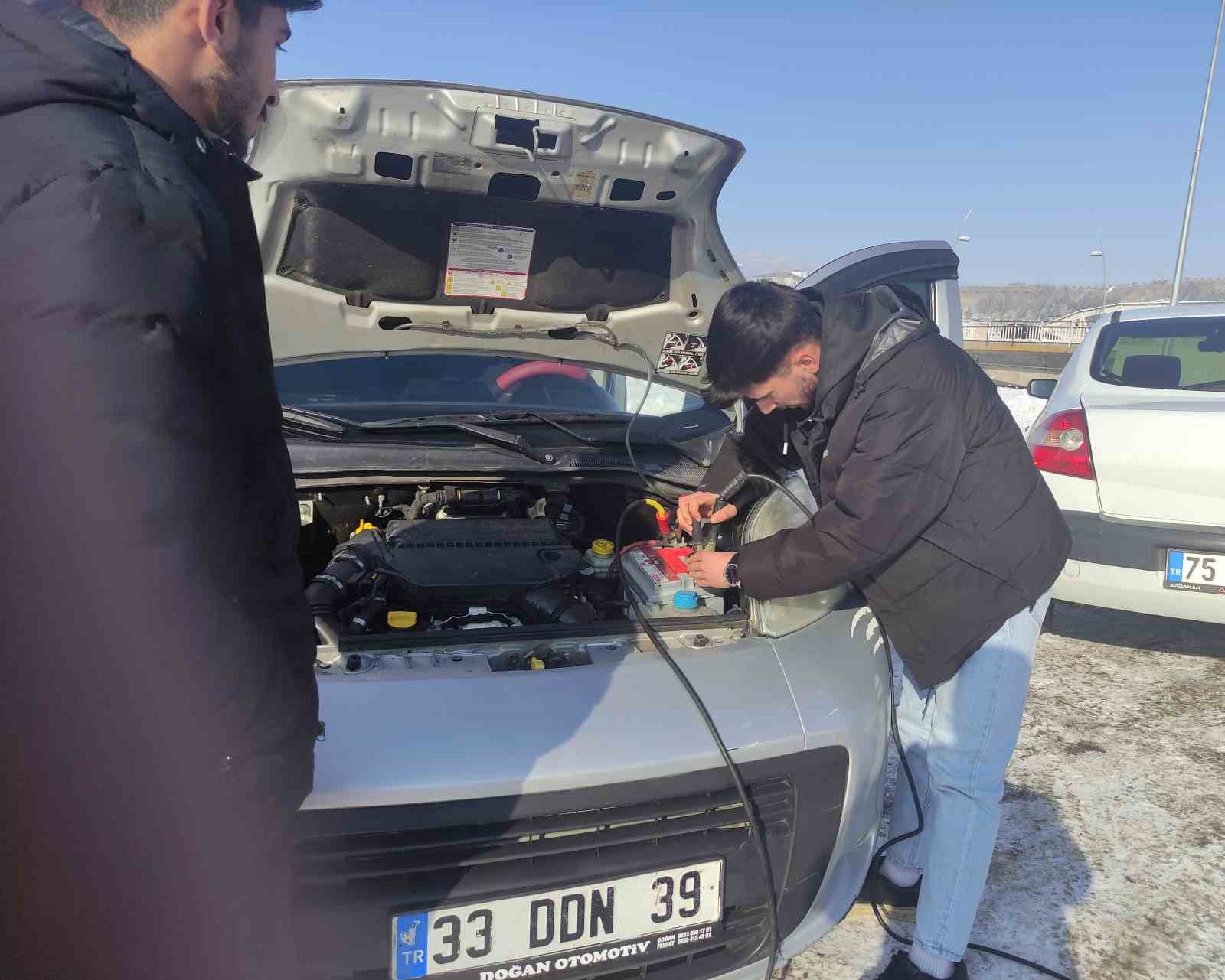 Ardahan’da Sibirya soğukları; Araçlar çalışmadı
