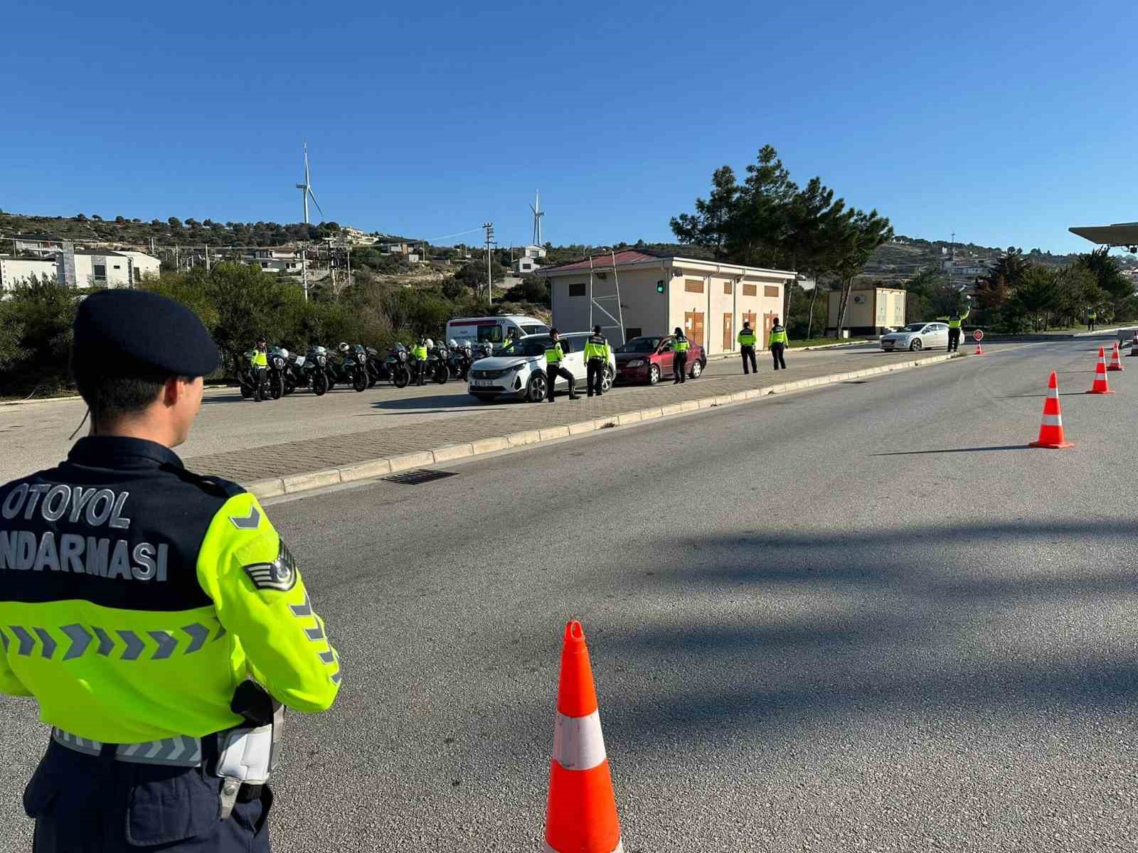 Çeşme-İzmir otoyolunda jandarma güvenliği artırdı
