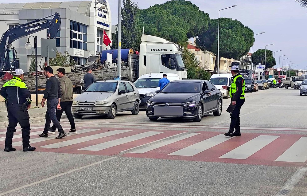 Çeşme’de yayalara öncelik uygulamaları devam ediyor
