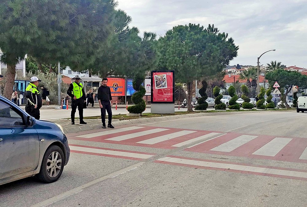 Çeşme’de yayalara öncelik uygulamaları devam ediyor
