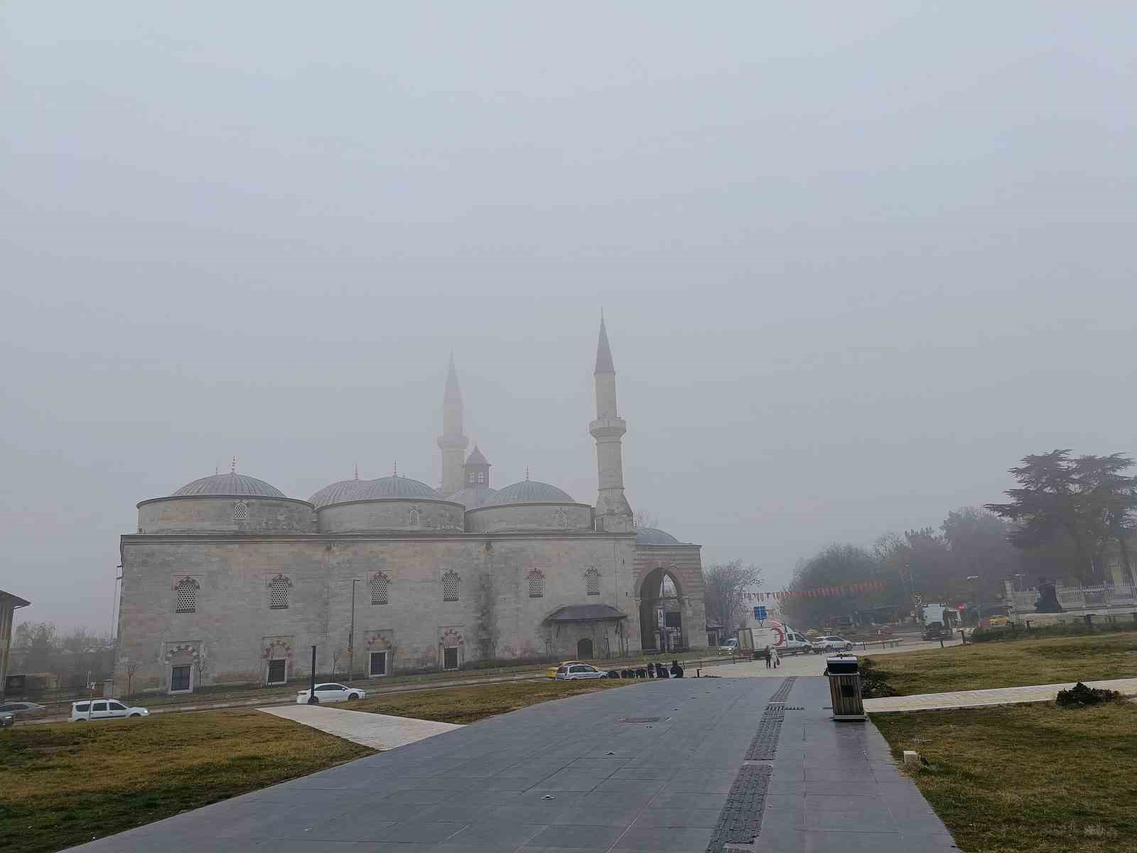 Edirne’de sis etkili oldu, görüş mesafesi düştü
