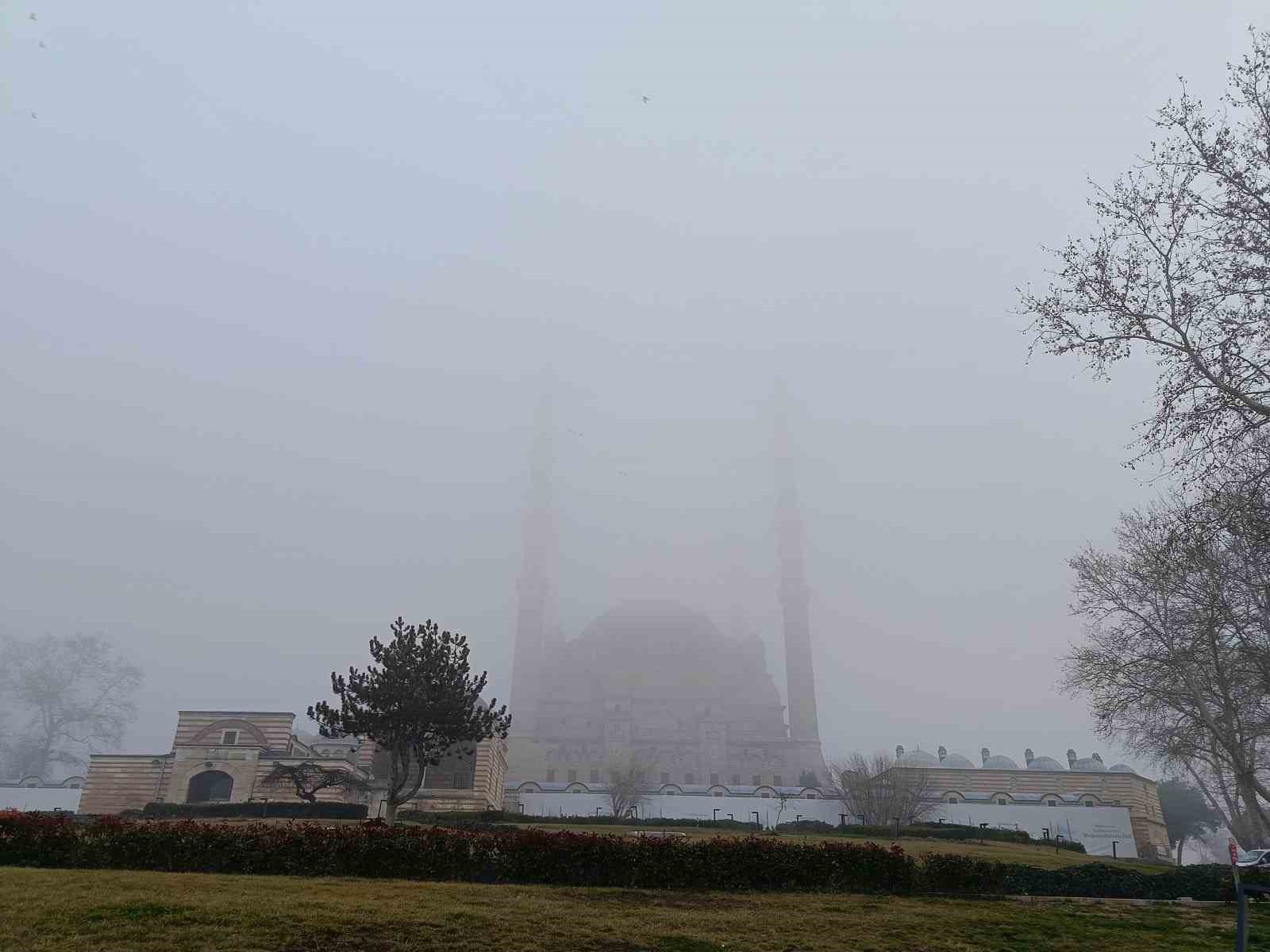 Edirne’de sis etkili oldu, görüş mesafesi düştü
