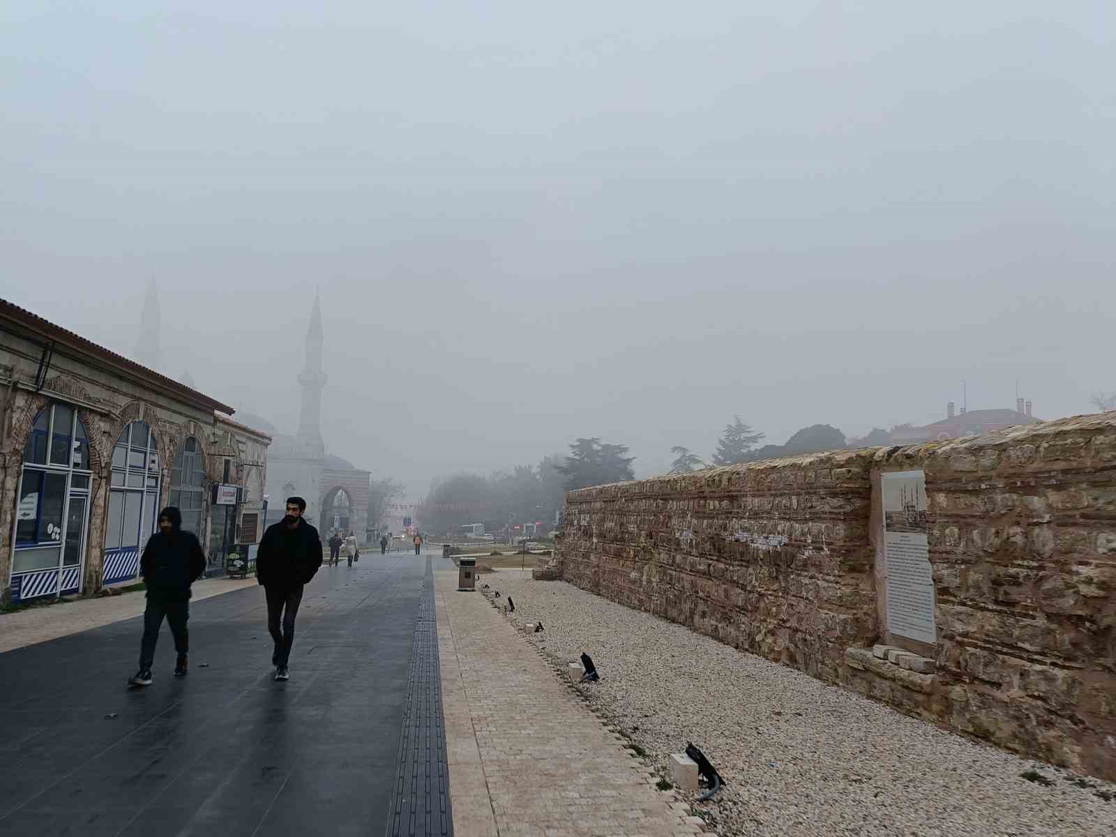 Edirne’de sis etkili oldu, görüş mesafesi düştü
