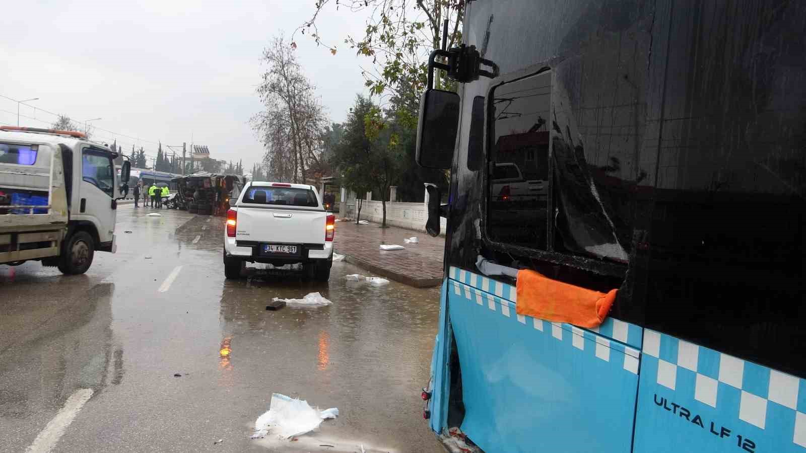 Gübre yüklü kamyon çarpıştığı otomobili metrelerce sürükleyip üzerine devrildi
