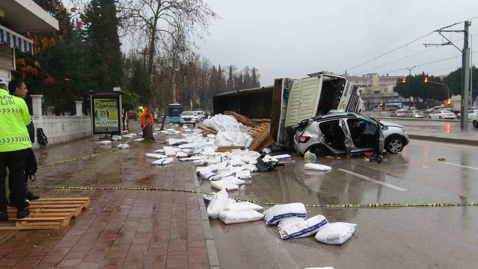 Gübre yüklü kamyon çarpıştığı otomobili metrelerce sürükleyip üzerine devrildi
