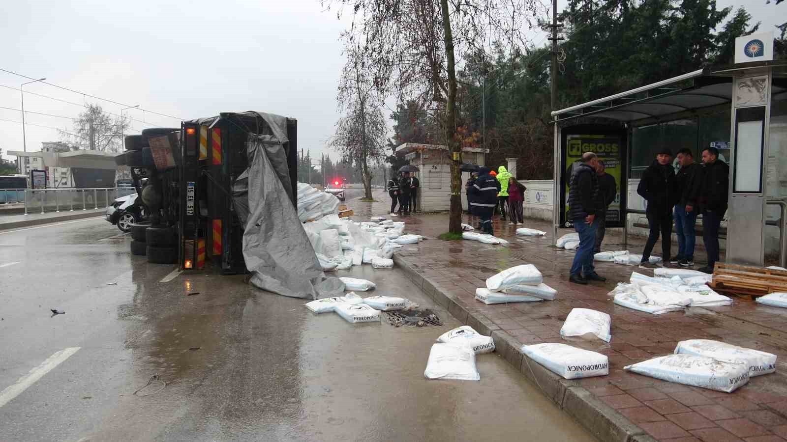 Gübre yüklü kamyon çarpıştığı otomobili metrelerce sürükleyip üzerine devrildi
