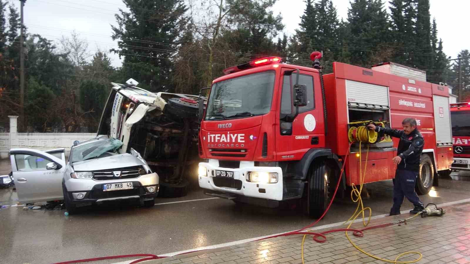 Gübre yüklü kamyon çarpıştığı otomobili metrelerce sürükleyip üzerine devrildi
