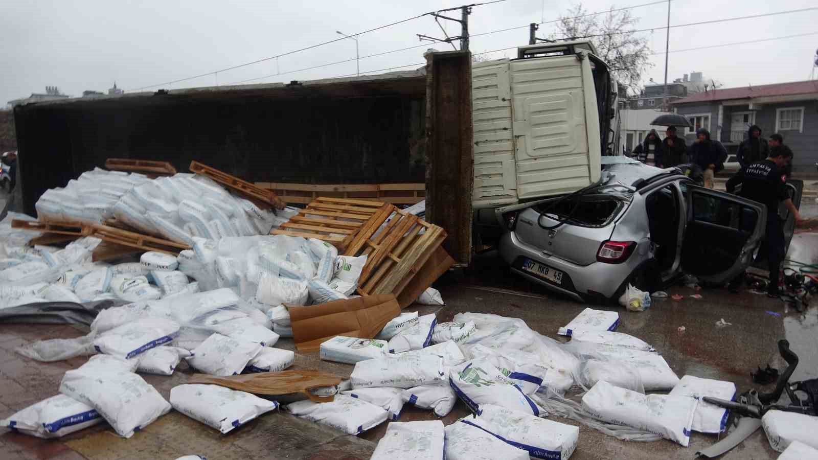 Gübre yüklü kamyon çarpıştığı otomobili metrelerce sürükleyip üzerine devrildi
