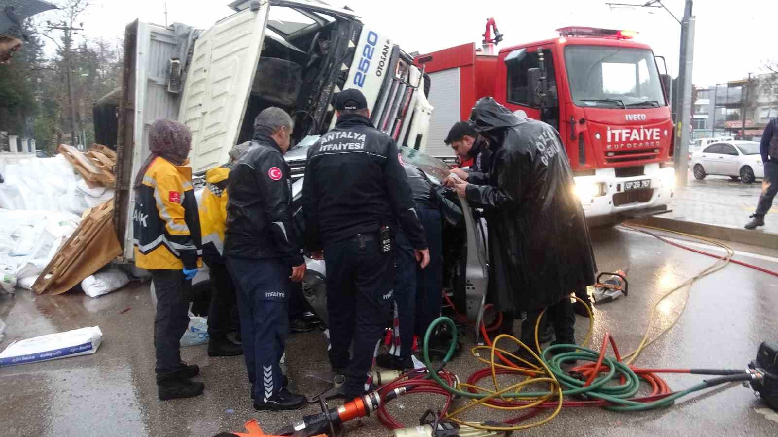 Gübre yüklü kamyon çarpıştığı otomobili metrelerce sürükleyip üzerine devrildi
