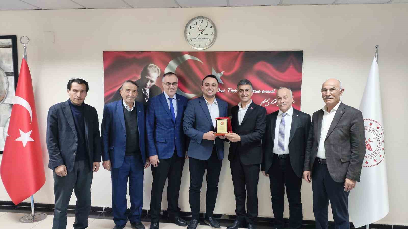 Şehit ailelerine özel sağlık hizmeti veren proje gönüllülerine teşekkür plaketi verildi
