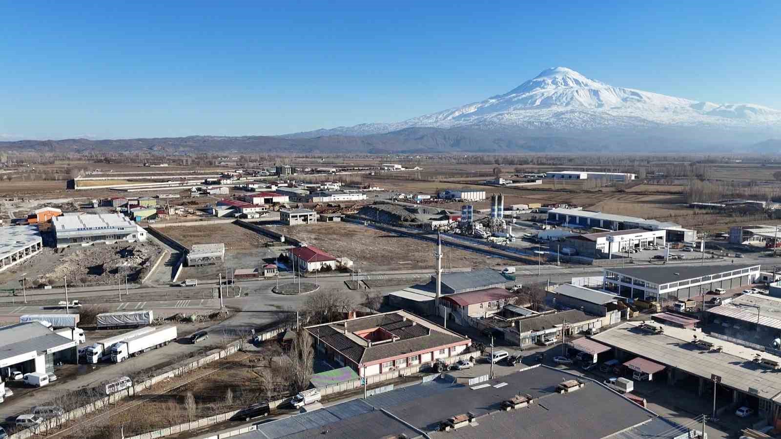 Sanayi sitesi içinde bulunan caminin de içinde olduğu sosyal tesisler, kooperatifin borcundan dolayı icra yolu ile satışa çıkarıldı
