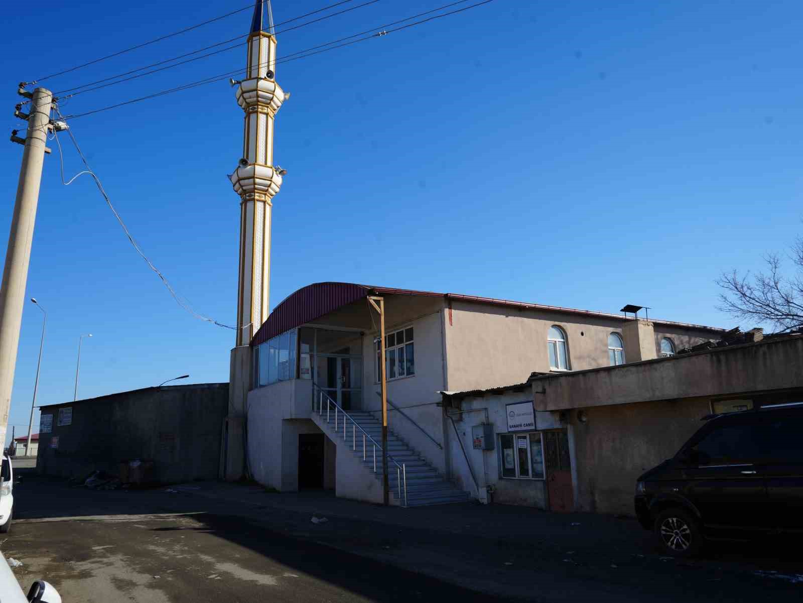 Sanayi sitesi içinde bulunan caminin de içinde olduğu sosyal tesisler, kooperatifin borcundan dolayı icra yolu ile satışa çıkarıldı
