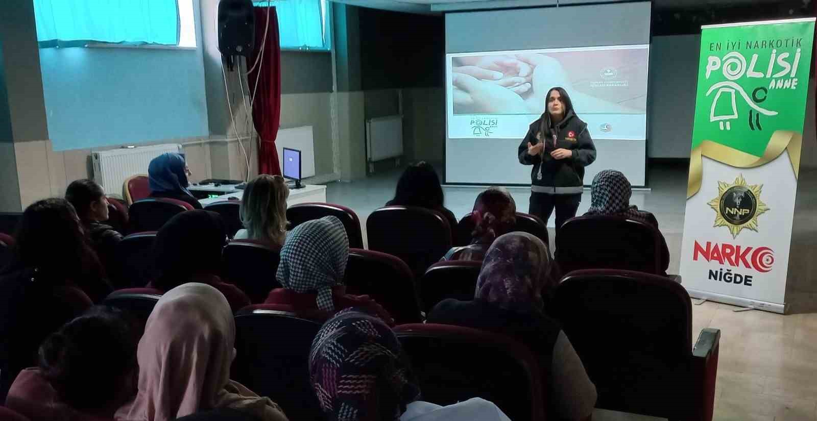 Anneler uyuşturucu ile mücadele konusunda bilinçlendiriliyor
