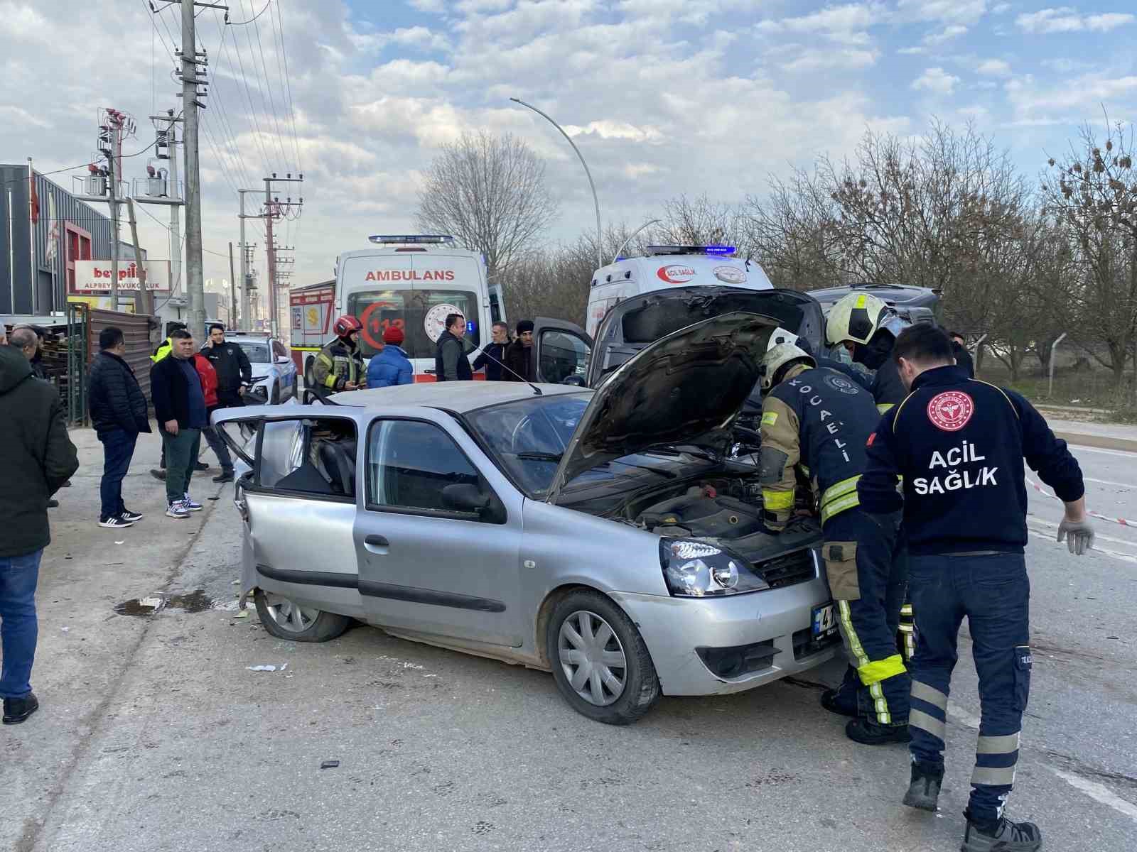 Kazada araçlar hurdaya döndü: Sıkışan yaralıları itfaiye çıkardı
