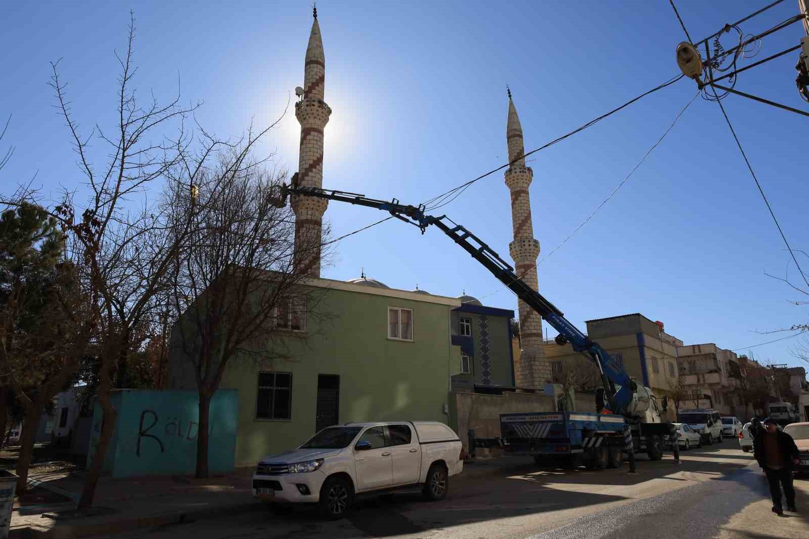 Minareye takılan baz istasyonu 15 yıl sonra kaldırıldı
