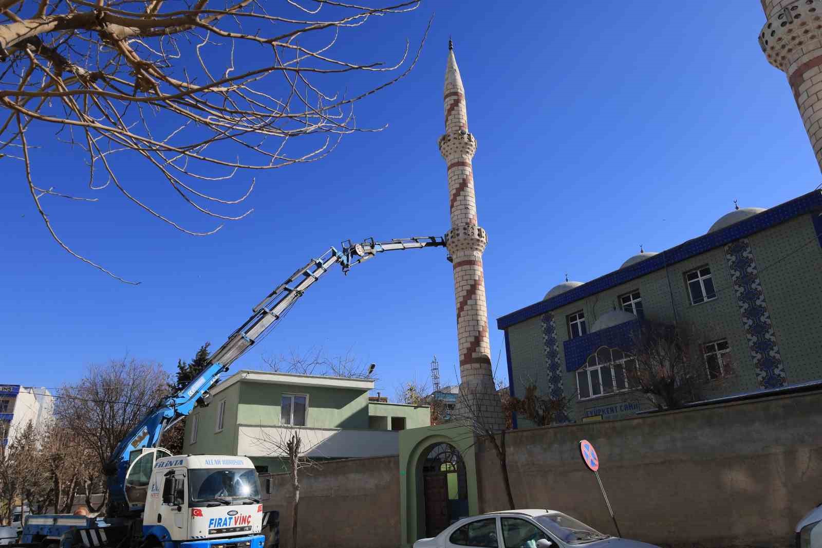 Minareye takılan baz istasyonu 15 yıl sonra kaldırıldı
