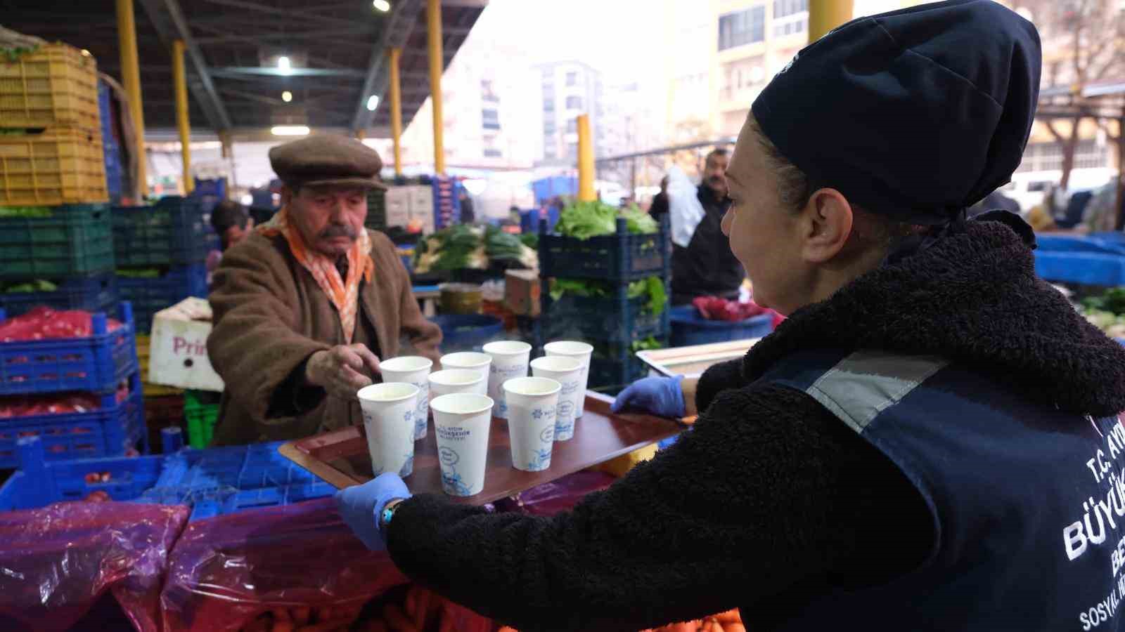 Büyükşehir’in sıcak çorba ikramı vatandaşları memnun ediyor
