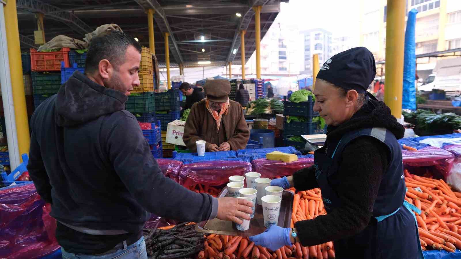 Büyükşehir’in sıcak çorba ikramı vatandaşları memnun ediyor
