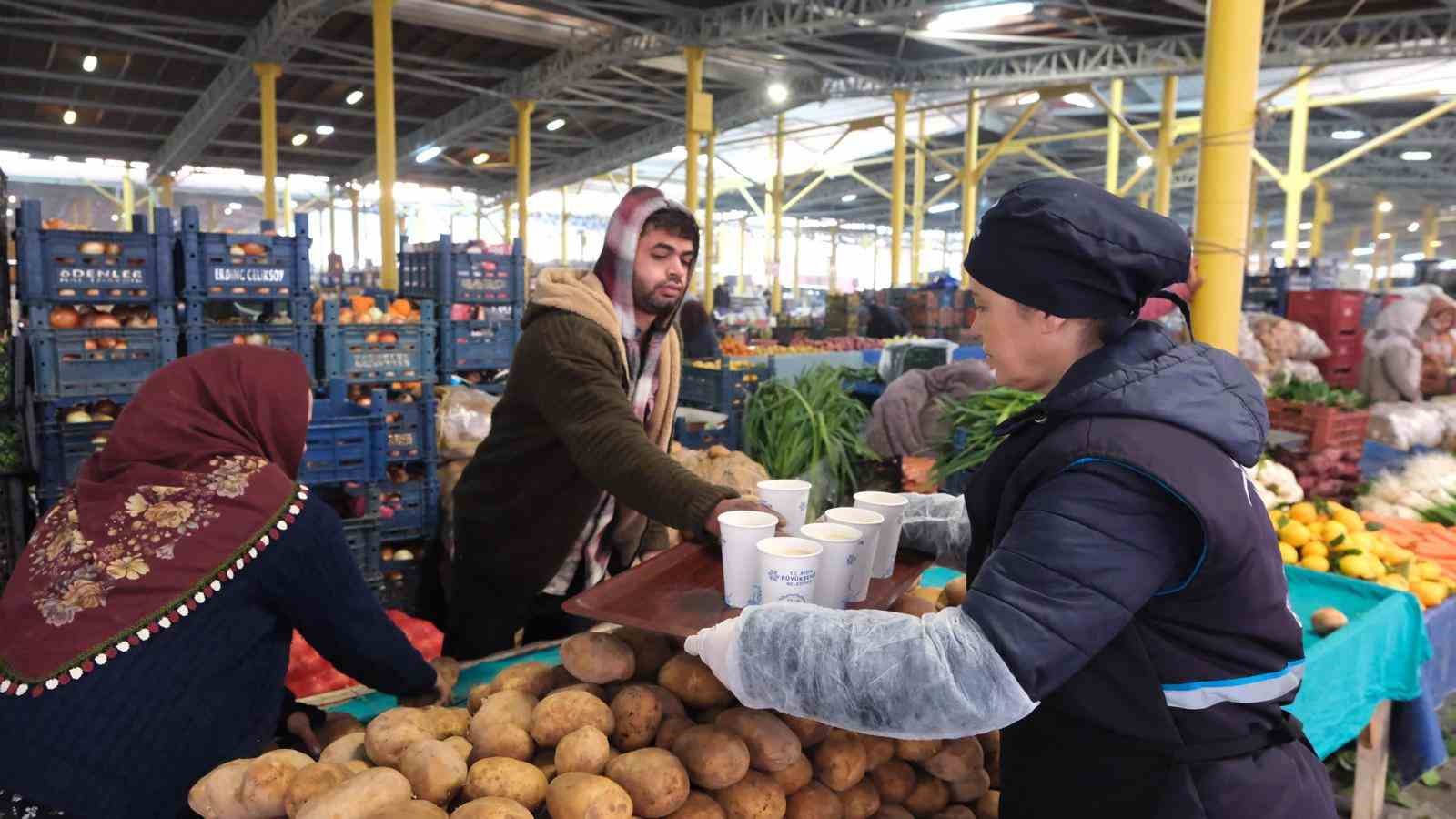 Büyükşehir’in sıcak çorba ikramı vatandaşları memnun ediyor
