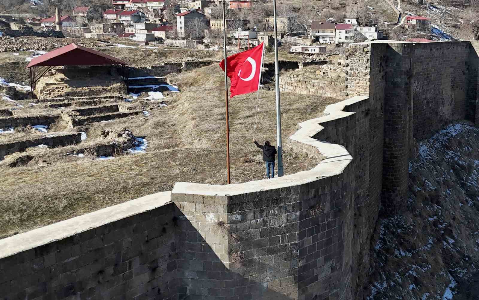 Bitlis Kalesi’nde bayrak yarıya indirildi
