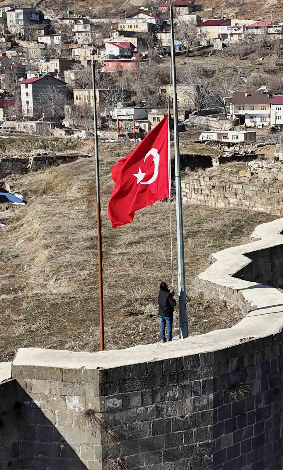 Bitlis Kalesi’nde bayrak yarıya indirildi
