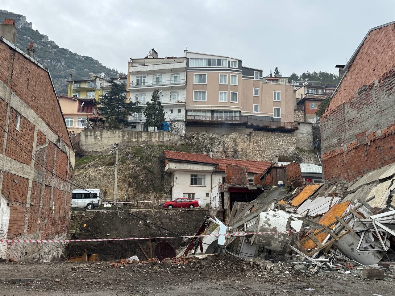 Isparta’da çöken 3 katlı binanın enkazı önünde 5 günlük altın nöbeti
