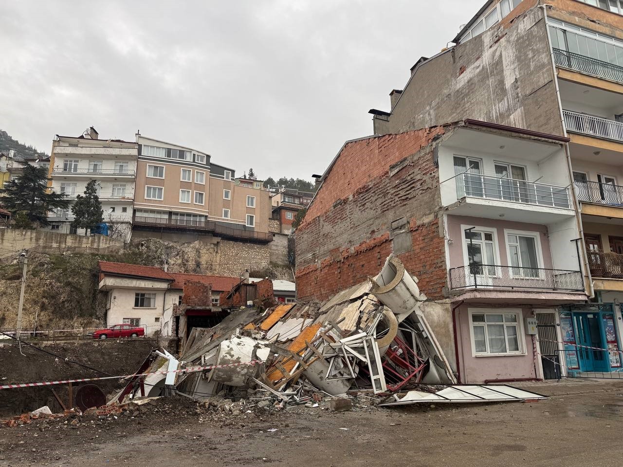 Isparta’da çöken 3 katlı binanın enkazı önünde 5 günlük altın nöbeti
