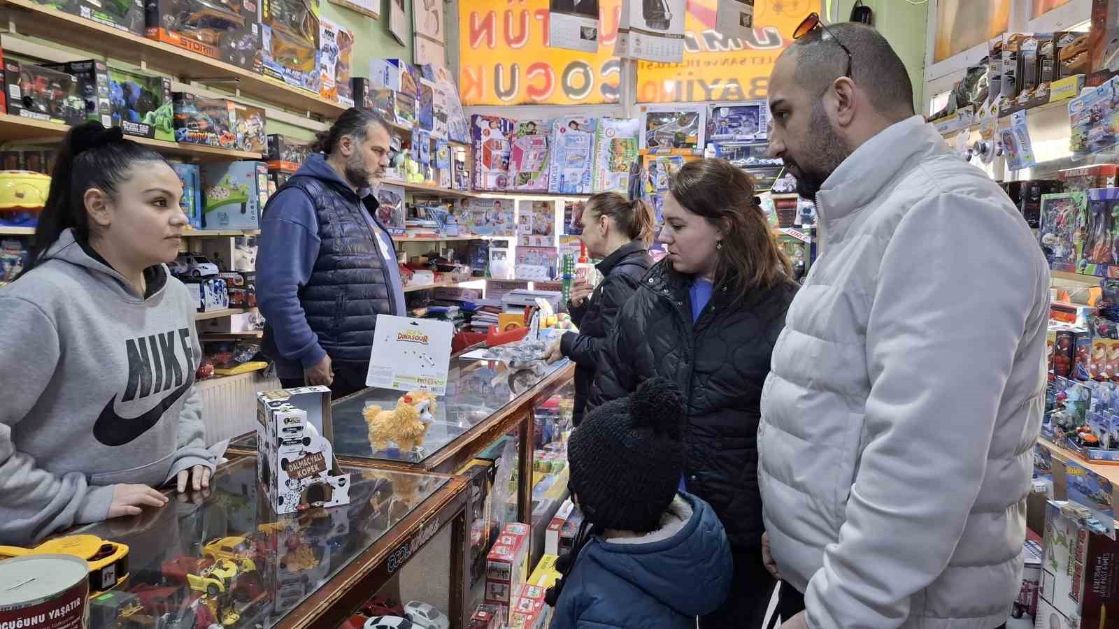 Karnelerini alan çocuklara ailelerden oyuncak hediyesi
