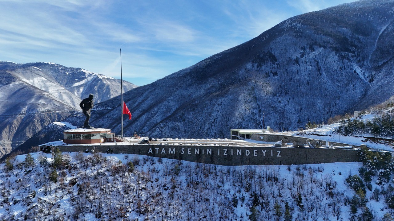 Otel yangını faciası nedeniyle Artvin’de dev bayrak yarıya indirildi
