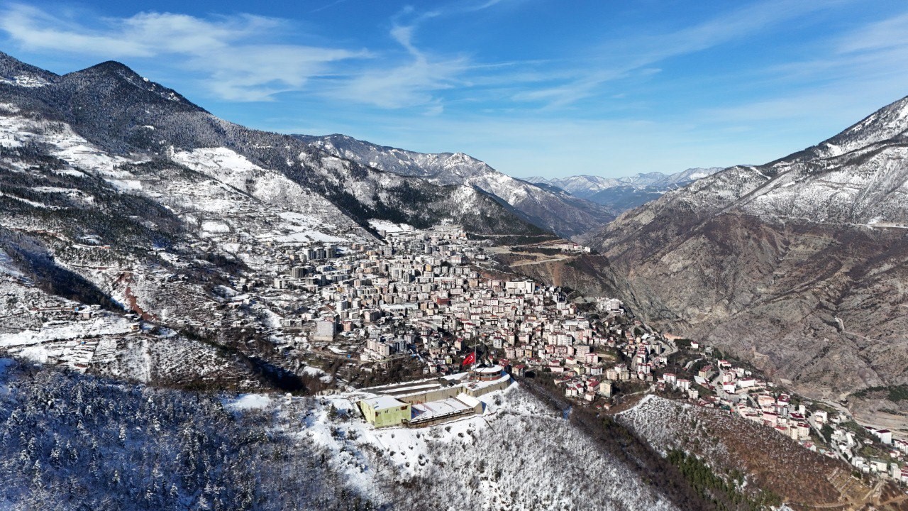 Otel yangını faciası nedeniyle Artvin’de dev bayrak yarıya indirildi
