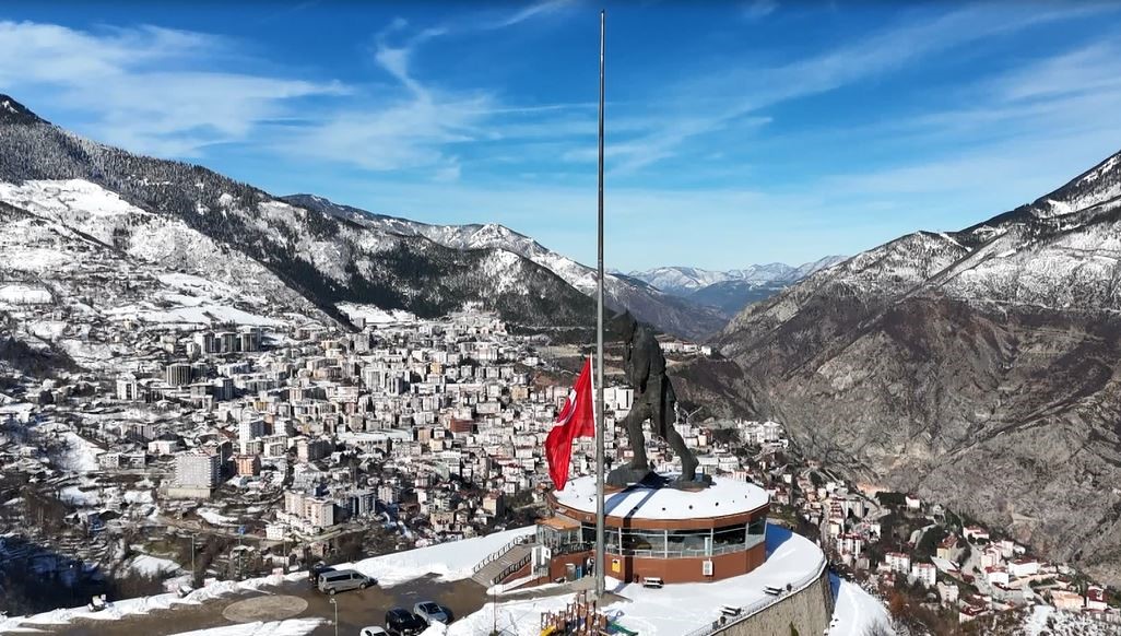 Otel yangını faciası nedeniyle Artvin’de dev bayrak yarıya indirildi
