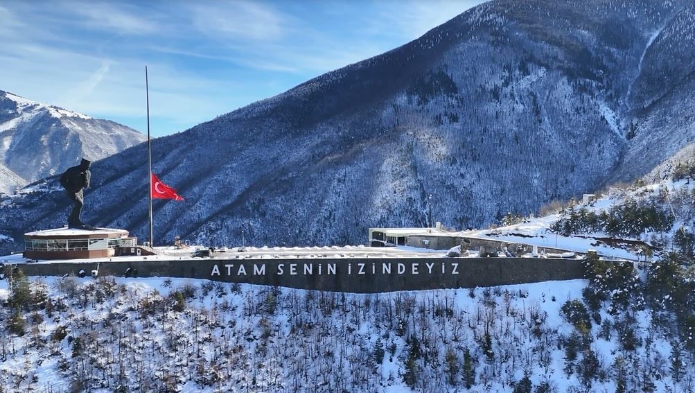 Otel yangını faciası nedeniyle Artvin’de dev bayrak yarıya indirildi
