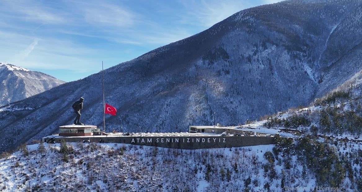 Otel yangını faciası nedeniyle Artvin’de dev bayrak yarıya indirildi
