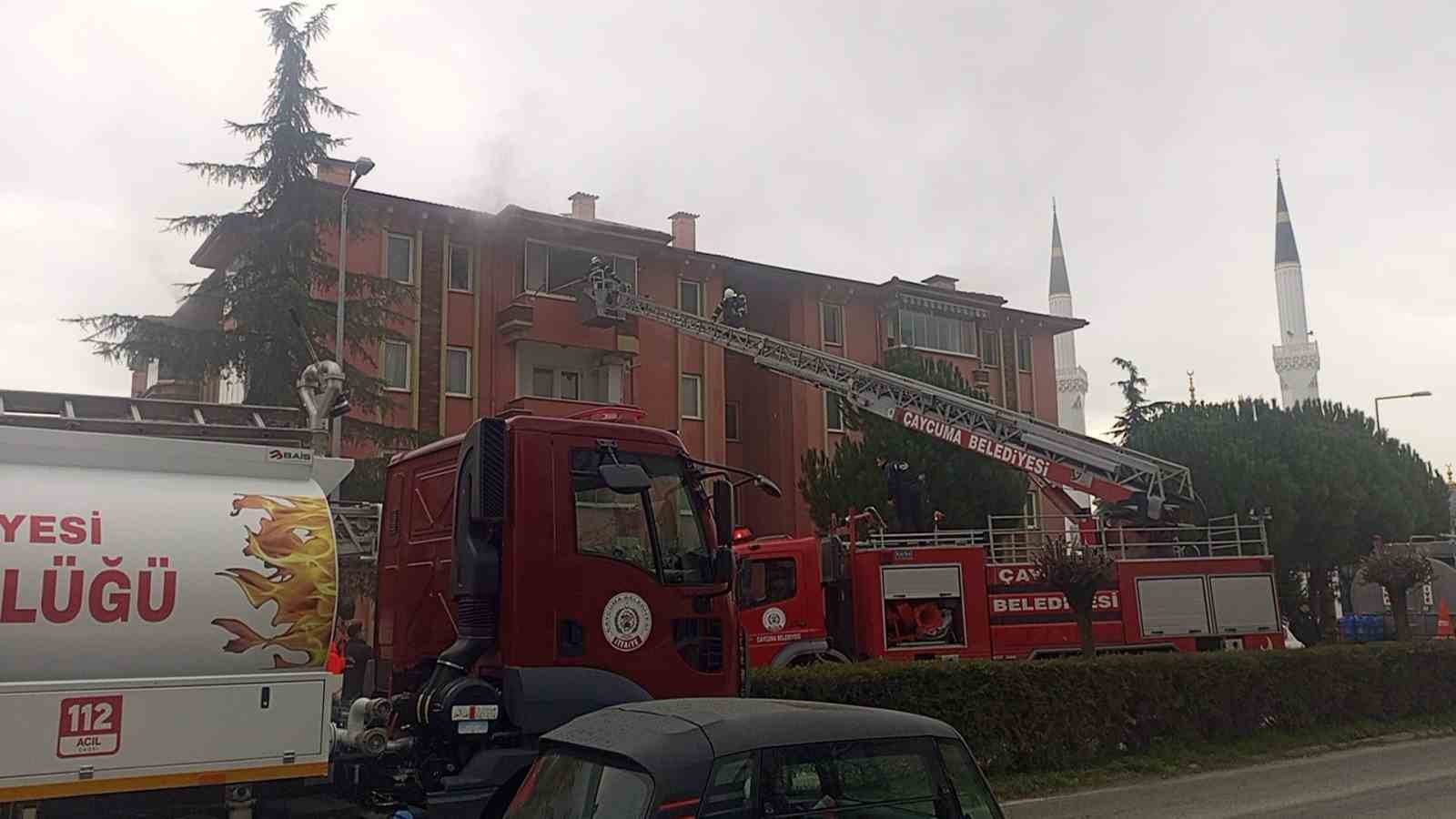 Zonguldak’ta 4 katlı binada yangın
