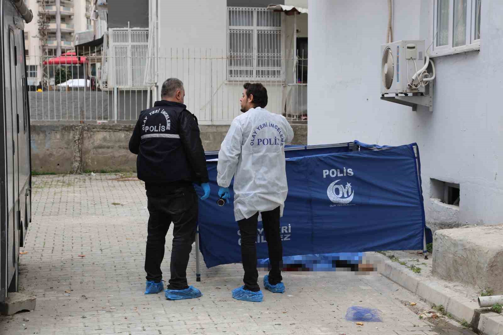 Cam silerken 13. kattan düşen kadın hayatını kaybetti
