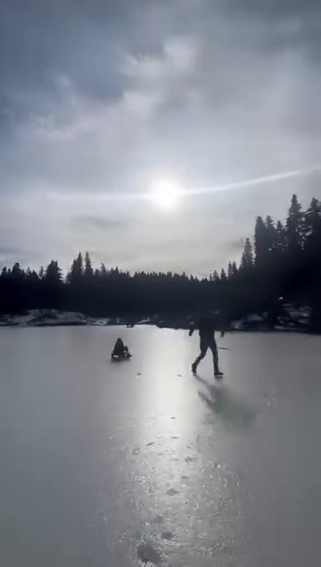 Buz tutan gölette kızağa bindiler
