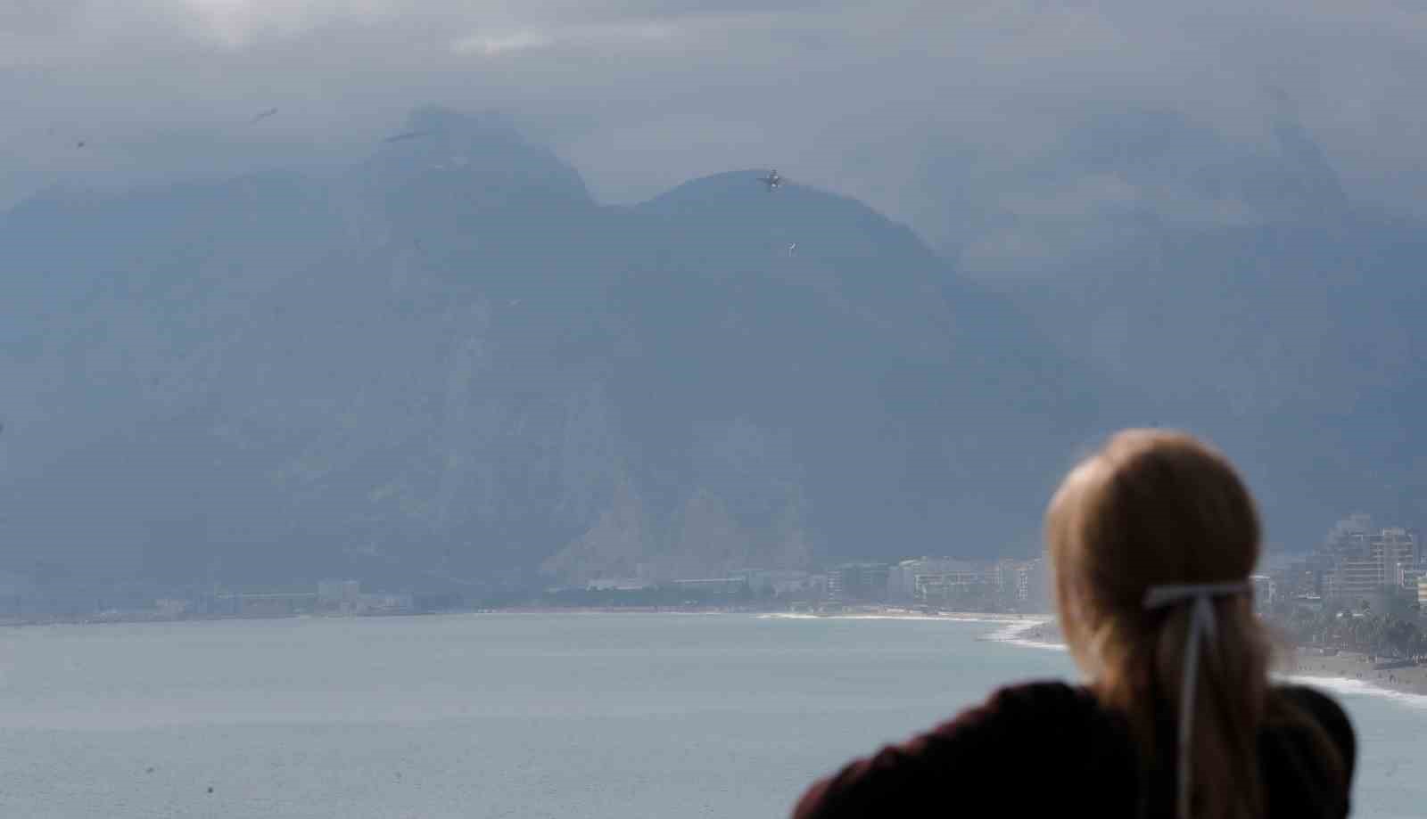 SoloTürk’ten Antalya semalarında deniz üstü eğitim uçuşu
