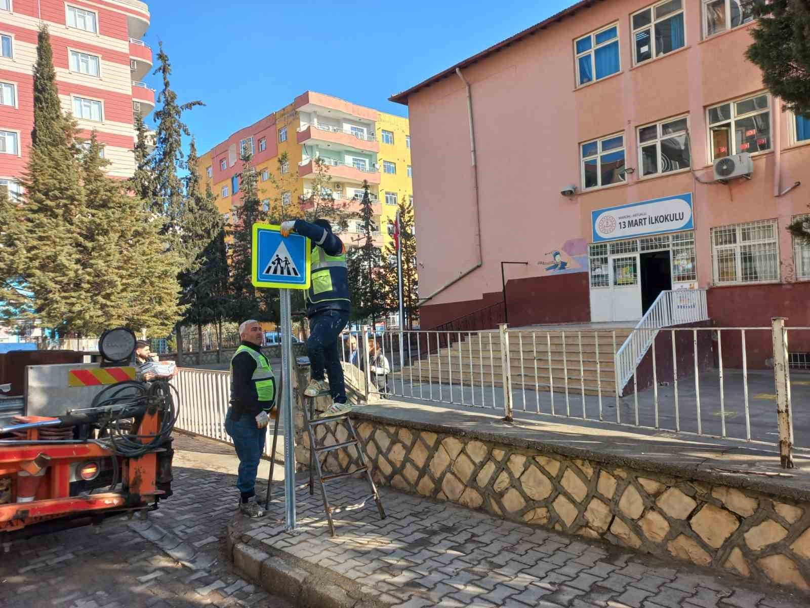 Mardin Büyükşehir Belediyesi, okul bölgelerinde trafik ve yaya güvenliğini artırıyor
