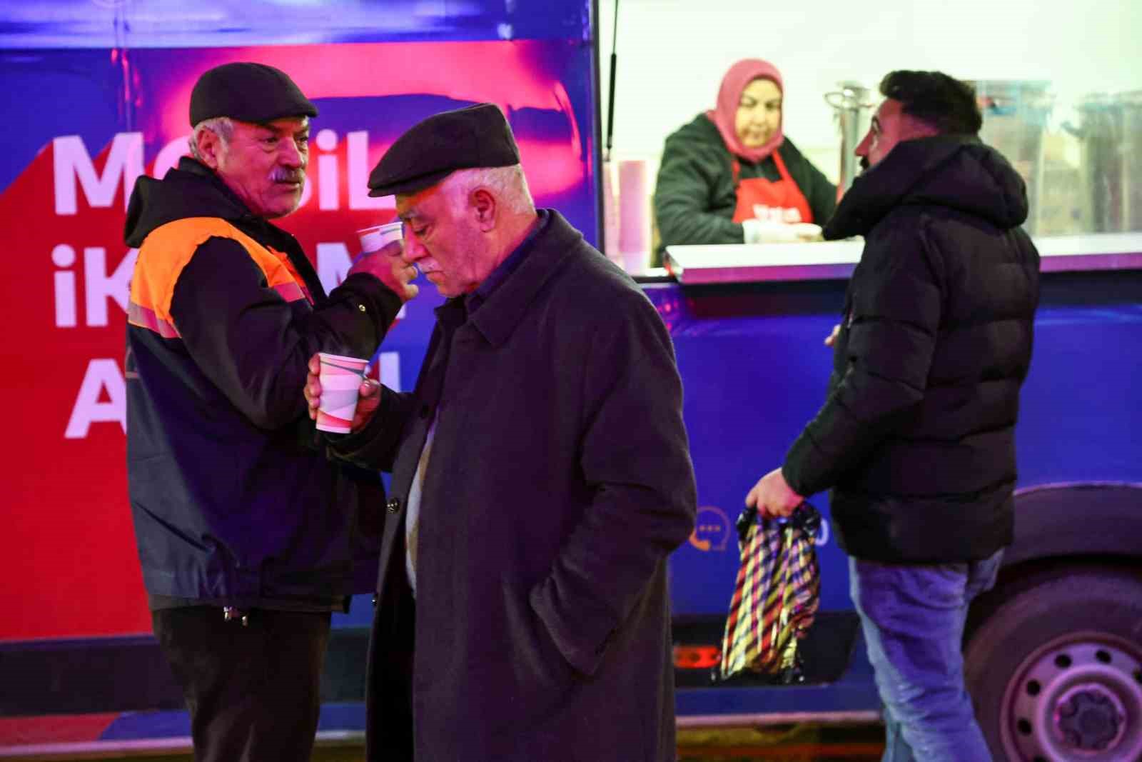 Silivri’de işe giden vatandaşlara sıcak çorba
