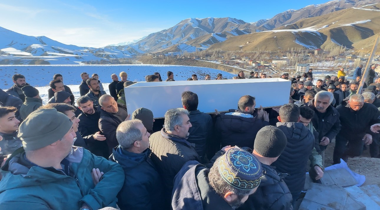 Pompalı tüfekle vurularak hayatını kaybeden genç gözyaşları arasında toprağa verildi
